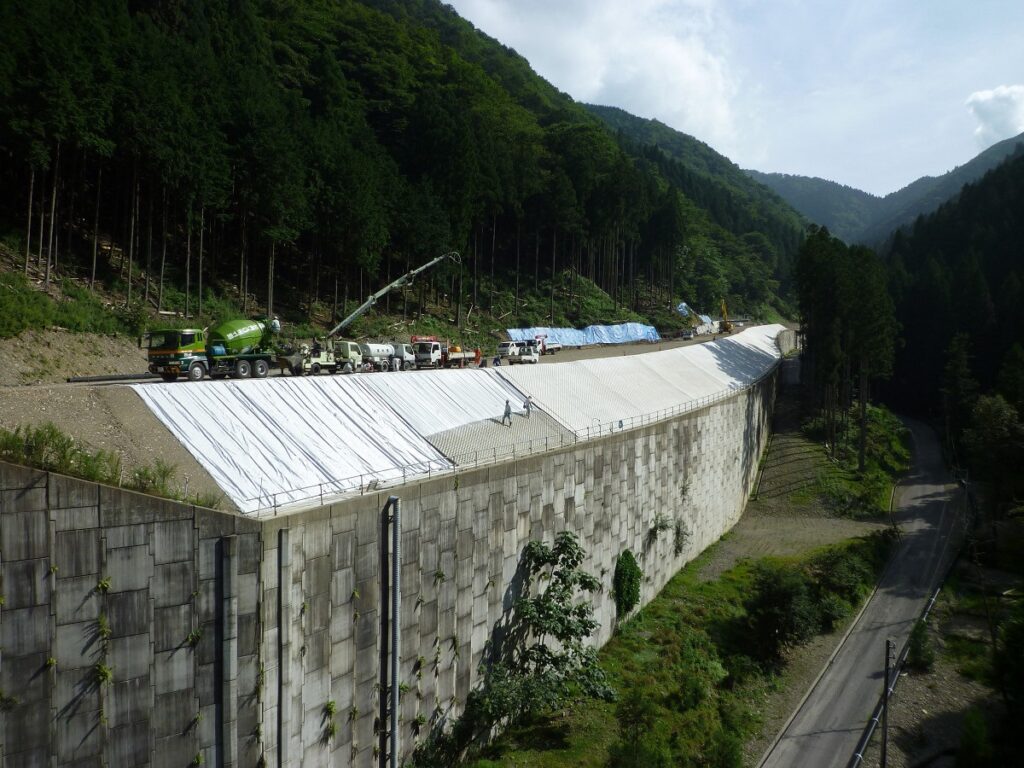 補強盛土上における長大断面の施工状況